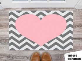 Tapete Capacho Personalizado Coração Rosa, Fundo Listrado Cinza e Branco