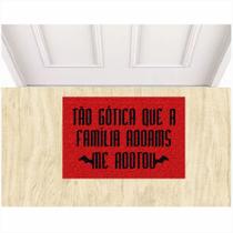 Tapete Capacho Tão Gótica que a Família Addans me Adotou. Tapete Capacho Tão Gótica que a Família Addans me Adotou.