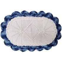 Tapete De Crochê Artesanal Oval 75Cm Barbante Branco N6 Borda Azul Para Decorar Escritório Quarto Sala
