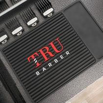 Tapete de estação TRU BARBER em PVC flexível preto/vermelho 33x23cm Tapete de estação TRU BARBER em PVC flexível preto/vermelho 33x23cm