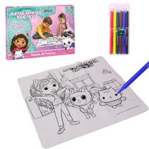 Tapete De Pintura A Casa Mágica Da Gabby 65cm x 58cm 941 - Bambola Tapete De Pintura A Casa Mágica Da Gabby 65cm x 58cm 941 - Bambola