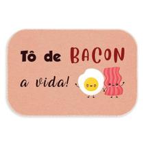 Tapete de Porta Decorativo Rosê Tô de Bacon a Vida 34x60 cm Tapete de Porta Decorativo Rosê Tô de Bacon a Vida 34x60 cm