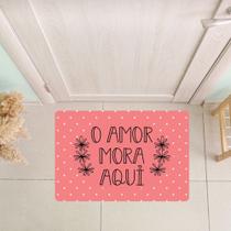 Tapete Decorativo para Porta O Amor Mora Aqui - 40x60cm Tapete Decorativo para Porta O Amor Mora Aqui - 40x60cm