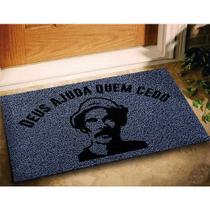 Tapete Deus Ajuda Quem Cedo Madruga - Cinza 60x40cm Tapete Deus Ajuda Quem Cedo Madruga - Cinza 60x40cm