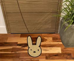 Tapete divertido coelho grande, e muito resistente.