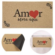 Tapete Entrada Vinil 40x75 Antiderrapante Lavável Residencial Amor Mora Aqui Capacho Bege Kapazi Tapete Entrada Vinil 40x75 Antiderrapante Lavável Residencial Amor Mora Aqui Capacho Bege Kapazi