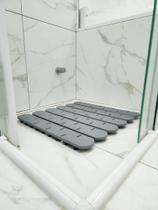 TAPETE ESTRADO ANTIDERRAPANTE SEGURO 53x53 COM 108 VENTOSAS BOX BANHEIRO