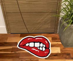 Tapete formato boca para porta.