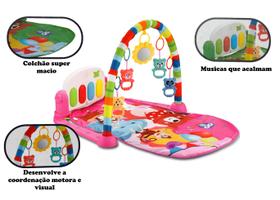 Tapete Ginasio Infantil Rosa Com Mobiles Coloridos Musical