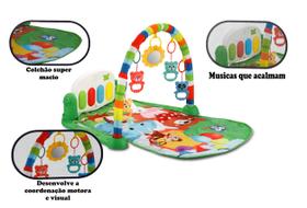 Tapete Infantil Verde Som com Mobiles Coloridos e Delicados