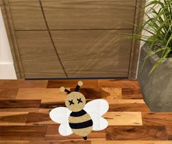 Tapete no formato de abelha para decoração de casa.