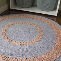 Tapete para sala formato redondo feito de crochê cor bege com laranja TAM G - Lola