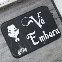 Tapete Porta de Entrada Preto Wandinha Vá Embora