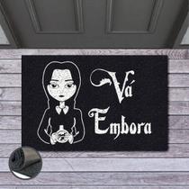 Tapete Porta Va Embora 60x40 Wandinha Addams Emborrachado