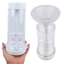 Tapioqueira com Peneira Dosadora Branca para Massa de Tapioca com Tampa e Base sem Sujeira Tapioqueira com Peneira Dosadora Branca para Massa de Tapioca com Tampa e Base sem Sujeira