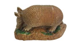 Tatu de Resina Pequeno na Base Enfeite Decoração - Decore Casa