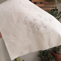 Tecido com risco para bordado livre com guia de pontos e tutoriais.