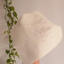 Tecido com risco para bordado livre com guia de pontos e tutoriais.