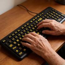 Teclado Ampliado Adaptado Baixa Visão Idosos em Alto Contraste com Teclas Pretas Letras Amarelas - InclusivaDigital