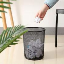 "Tenha uma solução elegante para descarte de lixo com nossa Lixeira Telada De Metal. Capacidade de 10 litros e design mo