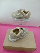 Tênis dourado borboleta