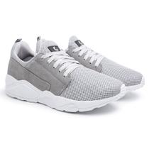 Tênis Esportivo em Tecido Yoyo Store com Cadarço Recortes Perfuros e Sola Leve Tênis Esportivo em Tecido Yoyo Store com Cadarço Recortes Perfuros e Sola Leve