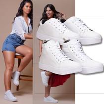 Tênis feminino branco + bota esportiva branca: uma dupla dinâmica para um estilo fresco e moderno em qualquer aventura.