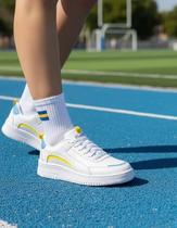Tênis Feminino Branco Leve para Caminhada e Uso Diário Com Detalhes Amarelo e Azul
