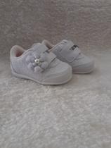 Tenis Infantil Feminino em Material Sintetico com tiras autocolantes Cor Branco Pinokio