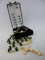 Terço cristal aust. verde escuro 8x6mm - p.n. dourado - folh. ouro