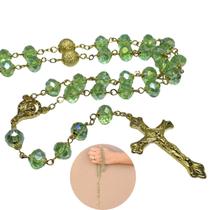 Terço de cristal Austríaco verde claro 8x6mm - Folheado à ouro 18k (Rosário católico)