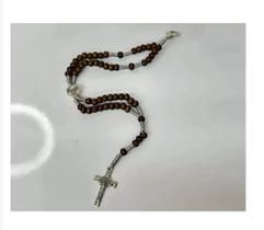 Terço de Pulso de Jesus Cristo Prateado com Contas de Madeira e Medalha de São Bento