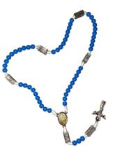 Terço Nossa Senhora de Fátima contemplando os mistérios no prateado nas contas azul bic