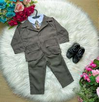 Terno Infantil Verde com Camisa Branca e Gravata Verde com Detalhes Elegantes