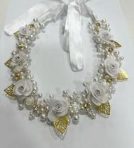 Tiara aramada com pérolas e flores de luxo para batizado - Bella Bijoux