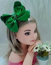 Tiara Belli Verde Bandeira com Laço e Miolo de Pérolas