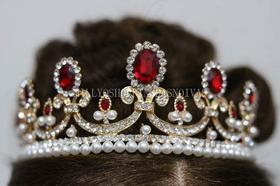 Tiara Para Noivas E Debutante. Strass Vermelho E Transparente Prata, Metal Dourado. Porta Coque, Arranjo, Coroa. Cód: T5 - Milly - O Shopping das Noivas