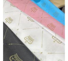 Tnt estampado coroa dourado / base rosa 1,40 m x 25m