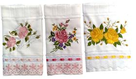 Toalha Bordada de Mão, lavabo, 3 peças com bordado de Rosas Lindas e Tira Bordada. Cor: Branco. Toalha Bordada de Mão, lavabo, 3 peças com bordado de Rosas Lindas e Tira Bordada. Cor: Branco.