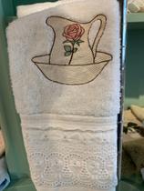 Toalha de lavabo com bordado e renda