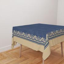 Toalha De Mesa Quadrada 4 Lugares Tecido Oxford Azul Moldura Arabesco Bege TL305 - 140x140cm Toalha De Mesa Quadrada 4 Lugares Tecido Oxford Azul Moldura Arabesco Bege TL305 - 140x140cm