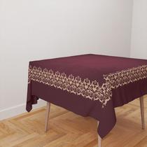 Toalha De Mesa Quadrada 4 Lugares Tecido Oxford Bordô Moldura Arabesco TL306 - 140x140cm Toalha De Mesa Quadrada 4 Lugares Tecido Oxford Bordô Moldura Arabesco TL306 - 140x140cm