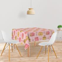 Toalha De Mesa Quadrada Tecido Oxford Listras Rosas e Bolos -140x140cm