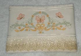 Toalha de Rosto Bordado Floral com Borboletas, Acabamento em Gripir Toalha de Rosto Bordado Floral com Borboletas, Acabamento em Gripir