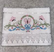 Toalha de rosto Branca Borboletas e acabamento em gripir Toalha de rosto Branca Borboletas e acabamento em gripir