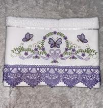 Toalha de rosto branca com bordado borboletas roxa e acabamento em gripir Toalha de rosto branca com bordado borboletas roxa e acabamento em gripir