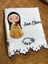 Toalha lavabo Batizado Religiosa Santa Teresinha do menino Jesus Rosas com barrinha preta - Döhler