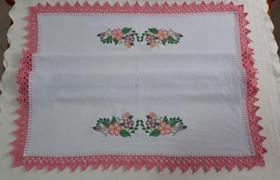Toalha retangular bordada e acabamento em crochê - 100 cm x 77 cm - CK Artesanato