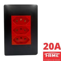 Tomada Padrão Tripla 2P+T 20A Vermelha Com Placa Habitat Black FAME
