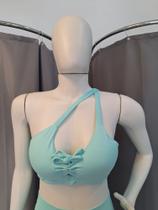 Top em poliamida verde com 3 posições nas alças e amarração frontal Top em poliamida verde com 3 posições nas alças e amarração frontal